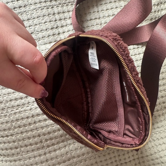 Lululemon Everywhere Belt Bag Brown Sherpa - Picture 3 of 6